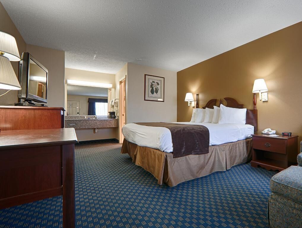 Premium bedding, pillow-top beds, in-room safe, desk
