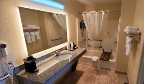 Standardzimmer, 2 Queen-Betten, barrierefrei, Badewanne | Badezimmer
