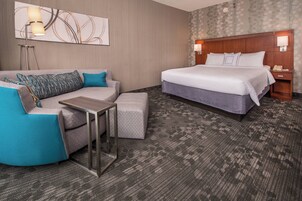 客房, 1 张特大床和 1 张沙发床 | 办公桌、熨斗/熨衣板、免费婴儿床、免费 WiFi