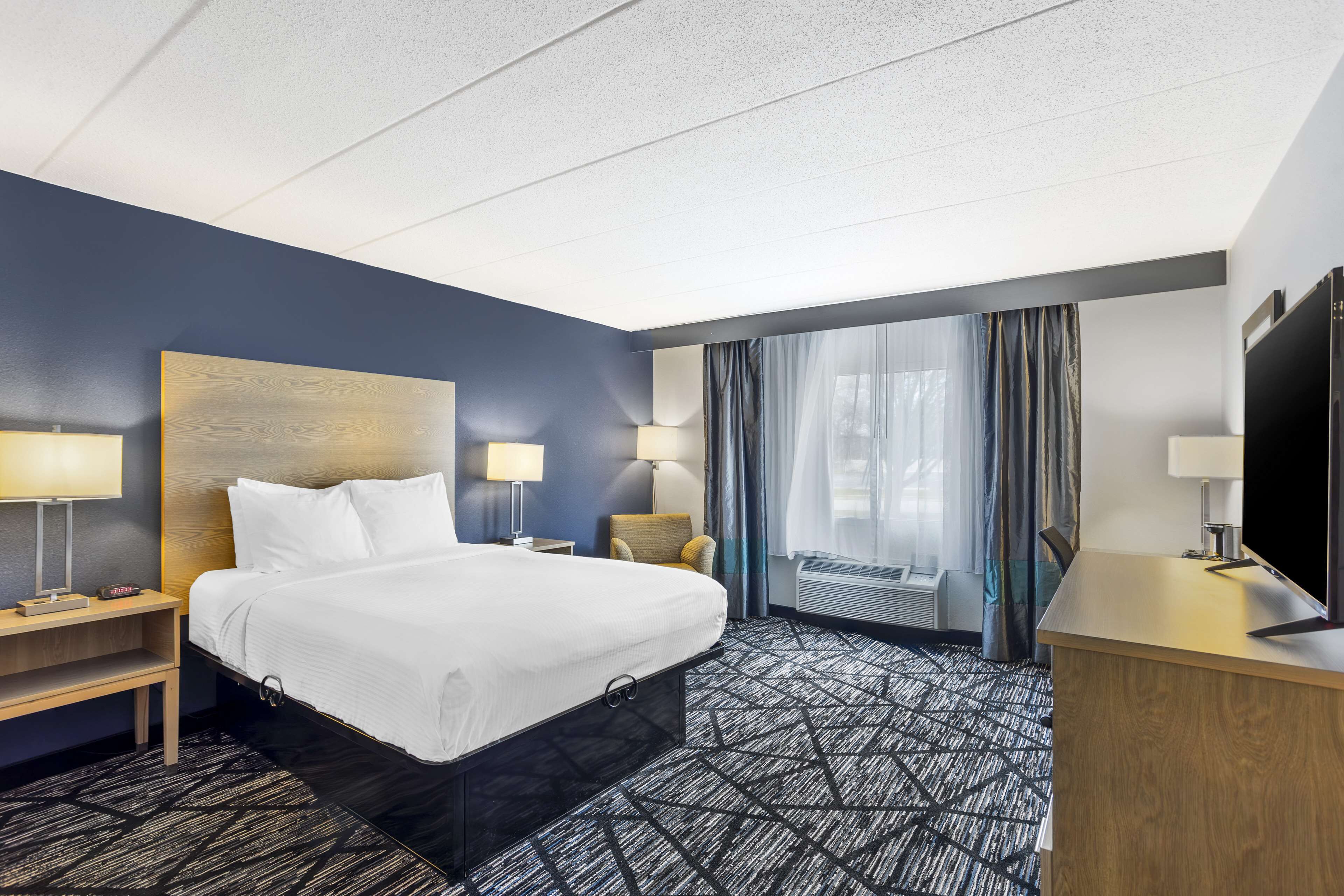 Standard Room, 1 Queen Bed, Accessible, Bathtub | Desk, laptop workspace, iron/ironing board, free cribs/infant beds