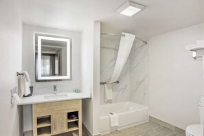 Standard Room, 1 Queen Bed, Accessible, Bathtub | Accessible bathroom - Best Western Westgate Inn (York)