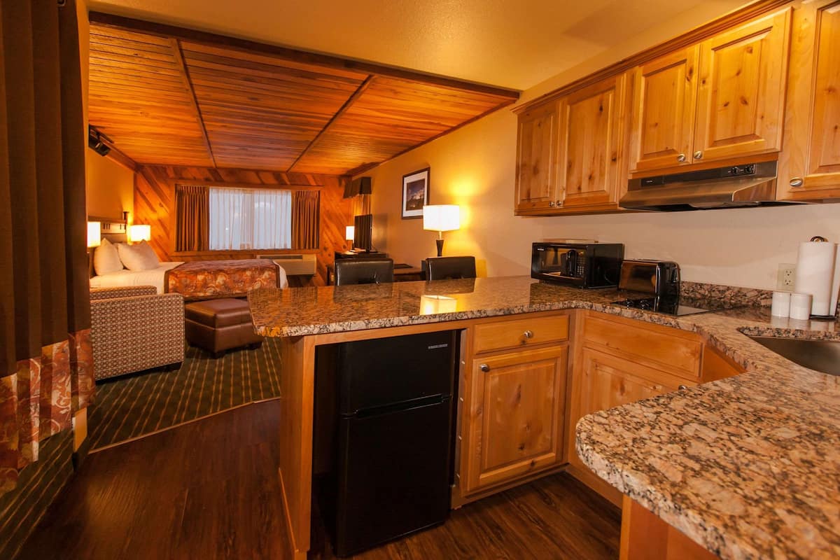 suite, multiple beds, kitchenette, mountain view (kitchenette) | private kitchen | fridge, microwave, coffee/tea maker