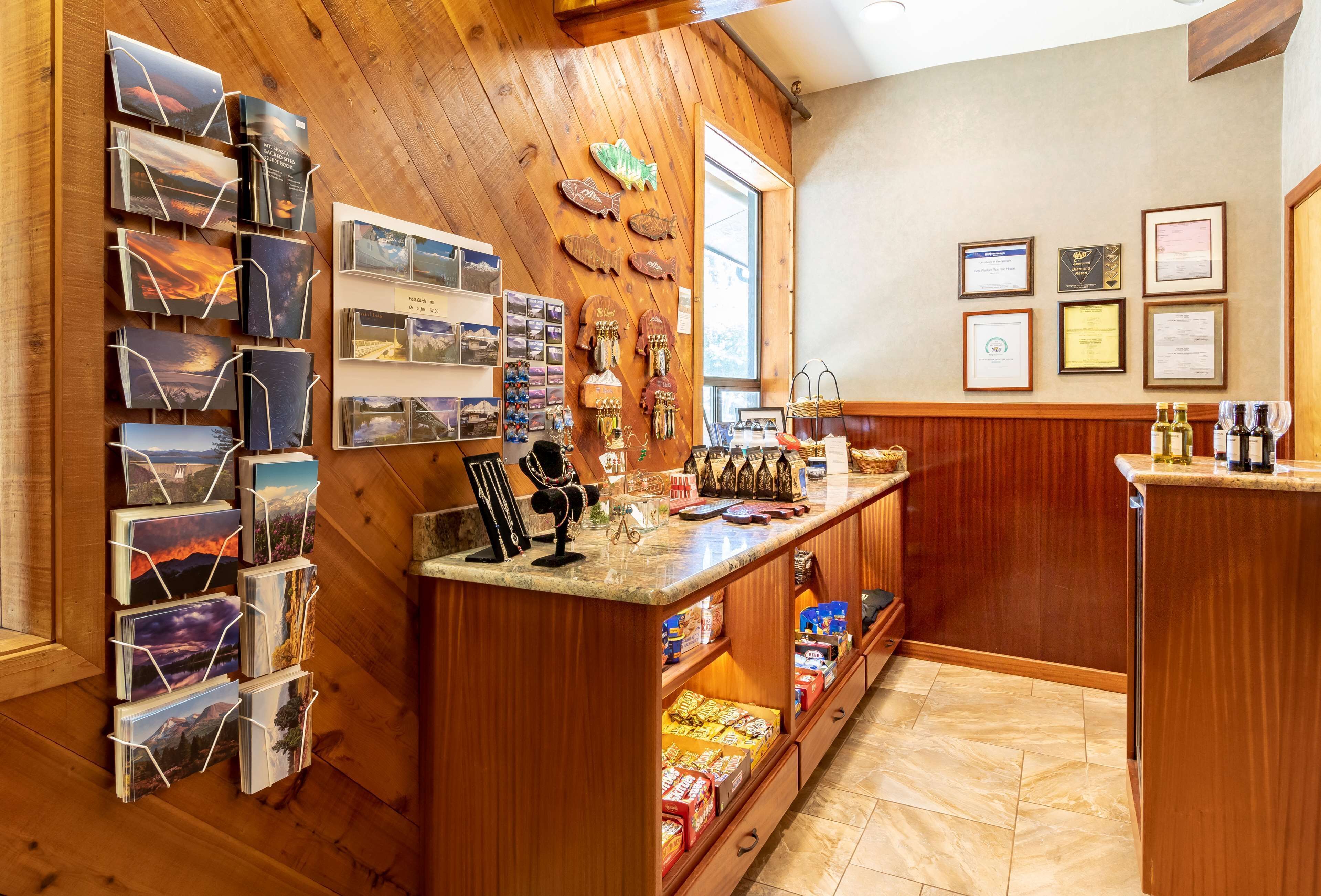 Un intérieur en bois avec un coin bar, des certificats encadrés et une étagère où sont exposés des livres.