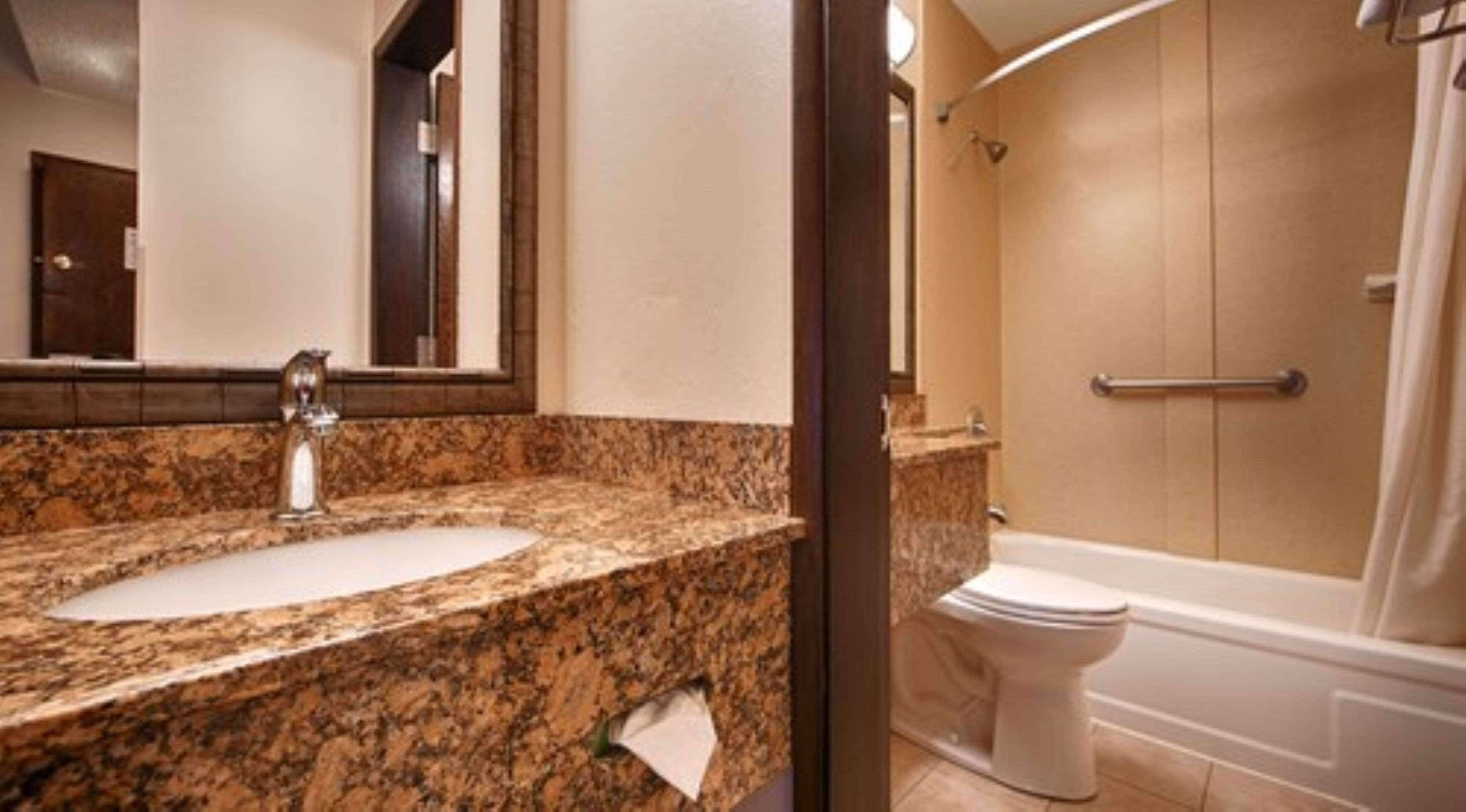 combined shower/bathtub, free toiletries, hair dryer, towels