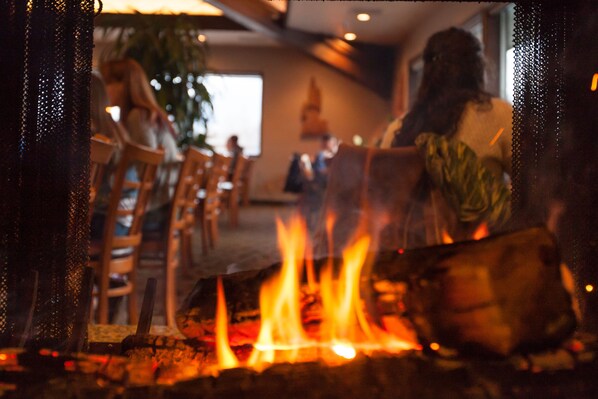 2 restaurants, breakfast, lunch, dinner served; American cuisine 
