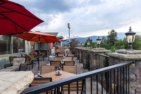 2 restaurants, breakfast, lunch, dinner served; American cuisine