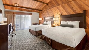 A hotel room with two beds, a desk, and a chair. - Best Western Plus Tree House (Mount Shasta)