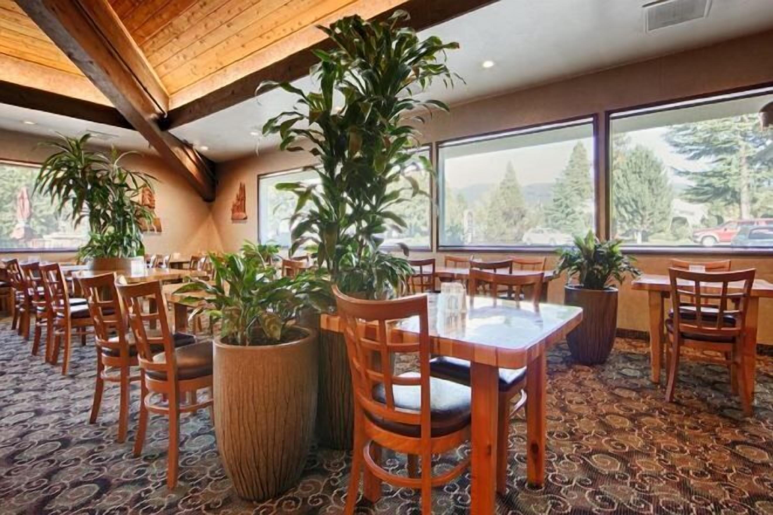 2 restaurants, breakfast, lunch, dinner served; American cuisine