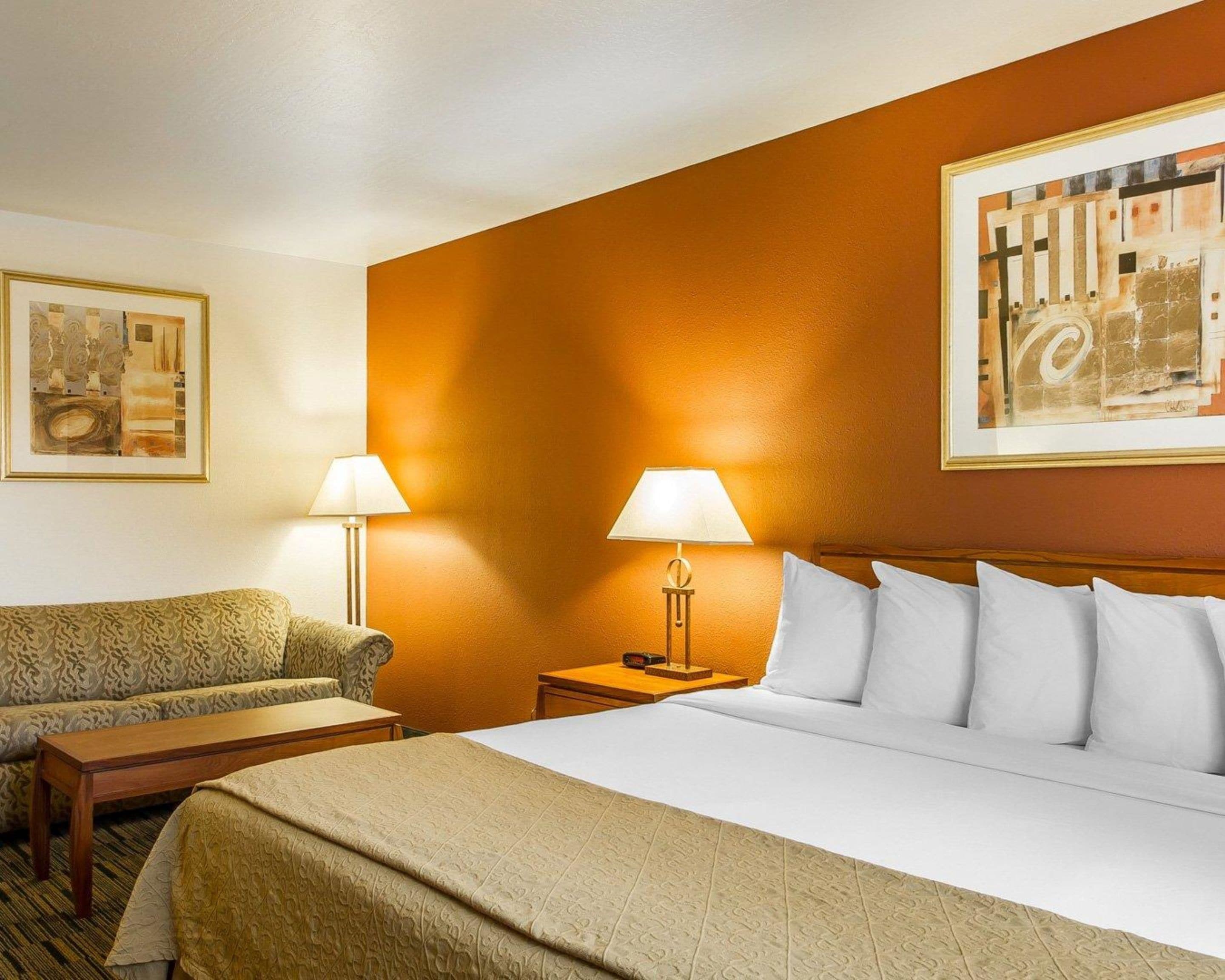 executive room, 1 king bed | in-room safe, desk, blackout curtains, iron/ironing board
