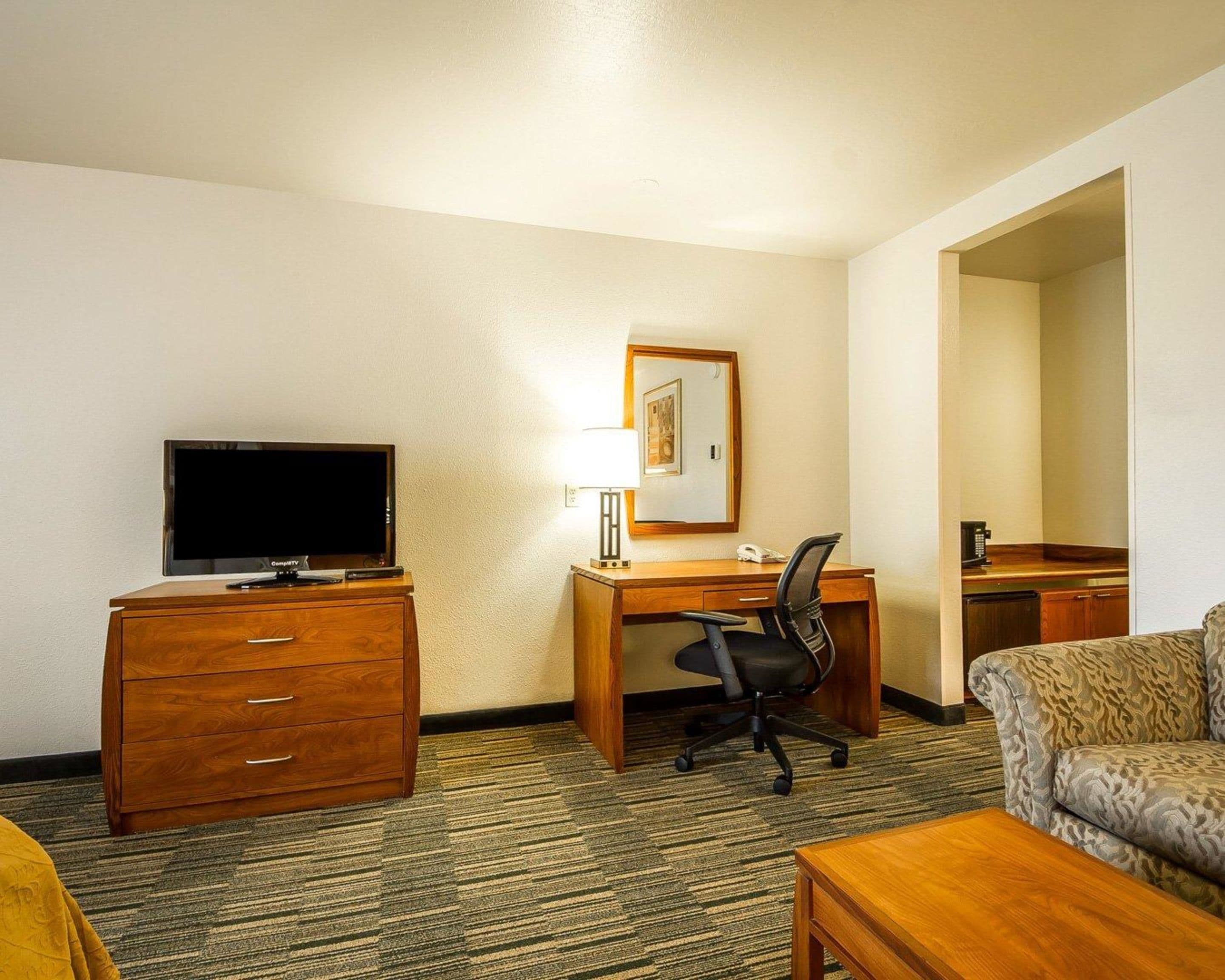 executive room, 1 king bed | in-room safe, desk, blackout curtains, iron/ironing board