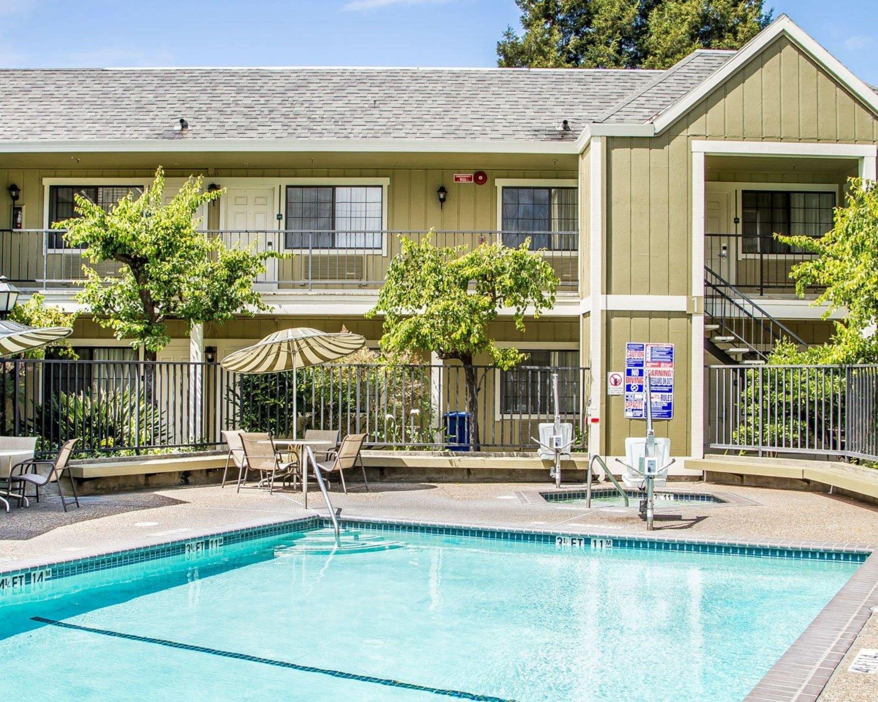 seasonal outdoor pool, pool loungers