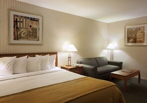 Rom – executive, 1 kingsize-seng | Safe på rommet, skrivebord, blendingsgardiner og strykejern/-brett