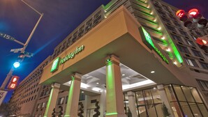 Bagian depan properti - sore/malam