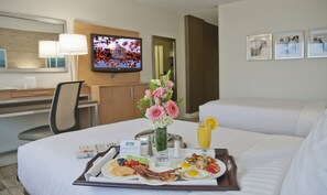 標準客房, 2 張標準雙人床, 無障礙 (Communications, Roll-In Shower) | 舒適加層、客房內保險箱、書桌、筆電工作空間