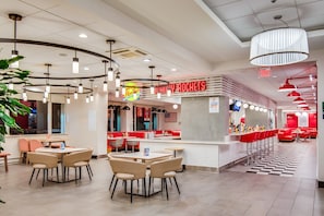 S'hi serveixen esmorzars, dinars i sopars