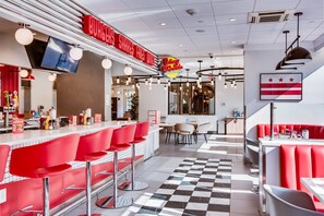 早餐,供應午餐和晚餐