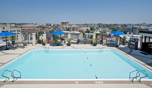 Piscina a l'aire lliure de temporada (horari: 10:00-20:00) i gandules