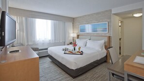 Rom – standard | Senger med overmadrass, safe på rommet og skrivebord