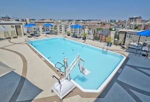Piscine extérieure (ouverte en saison), chaises longues