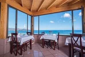 Breakfast, lunch, dinner served; international cuisine, sea views 