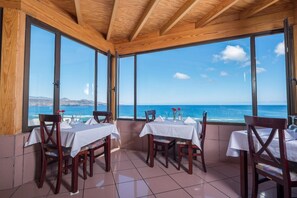 Se sirven desayunos y cocina internacional (con vistas al mar) 