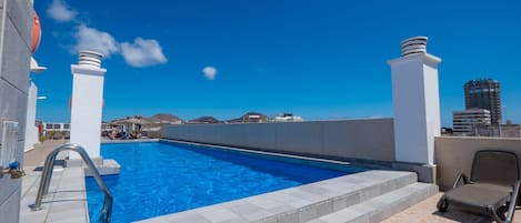 Kolam renang outdoor, dengan payung kolam renang dan kursi berjemur