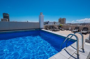 Outdoor pool, open 9:00 AM to 7:00 PM, pool umbrellas, pool loungers - Hotel Concorde (Las Palmas de Gran Canaria)