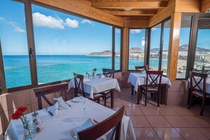 Breakfast, lunch, dinner served; international cuisine, sea views 
