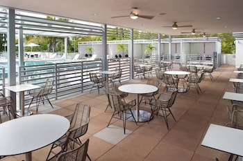 Hotel Exterior at Courtyard by Marriott Miami Coconut Grove