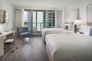 Ropa de cama de alta calidad, colchones con pillow-top y escritorio 