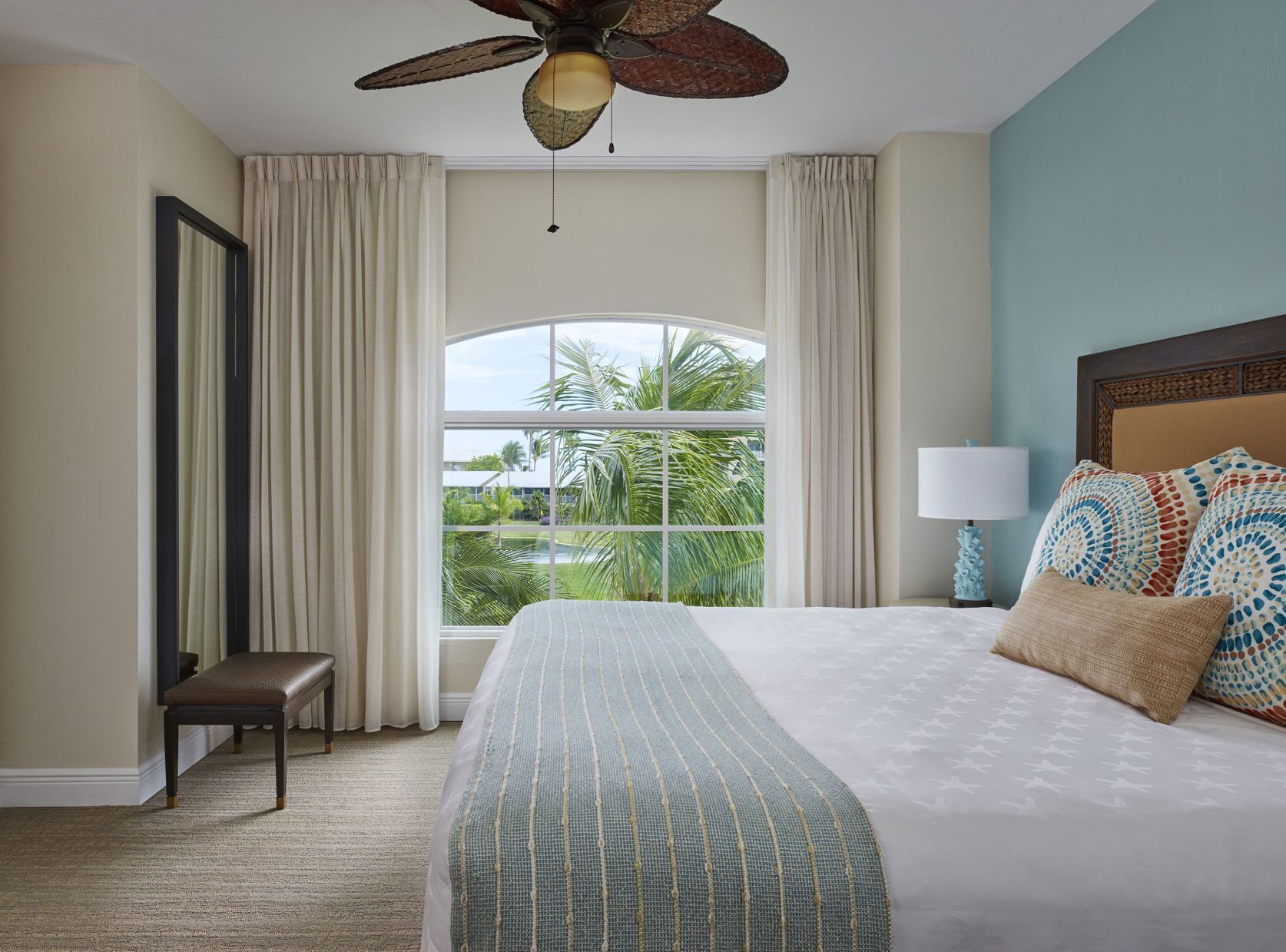 أغطية فراش متميزة وخزنة داخل الغرفة ومكتب ومساحة عمل للكمبيوتر المحمول