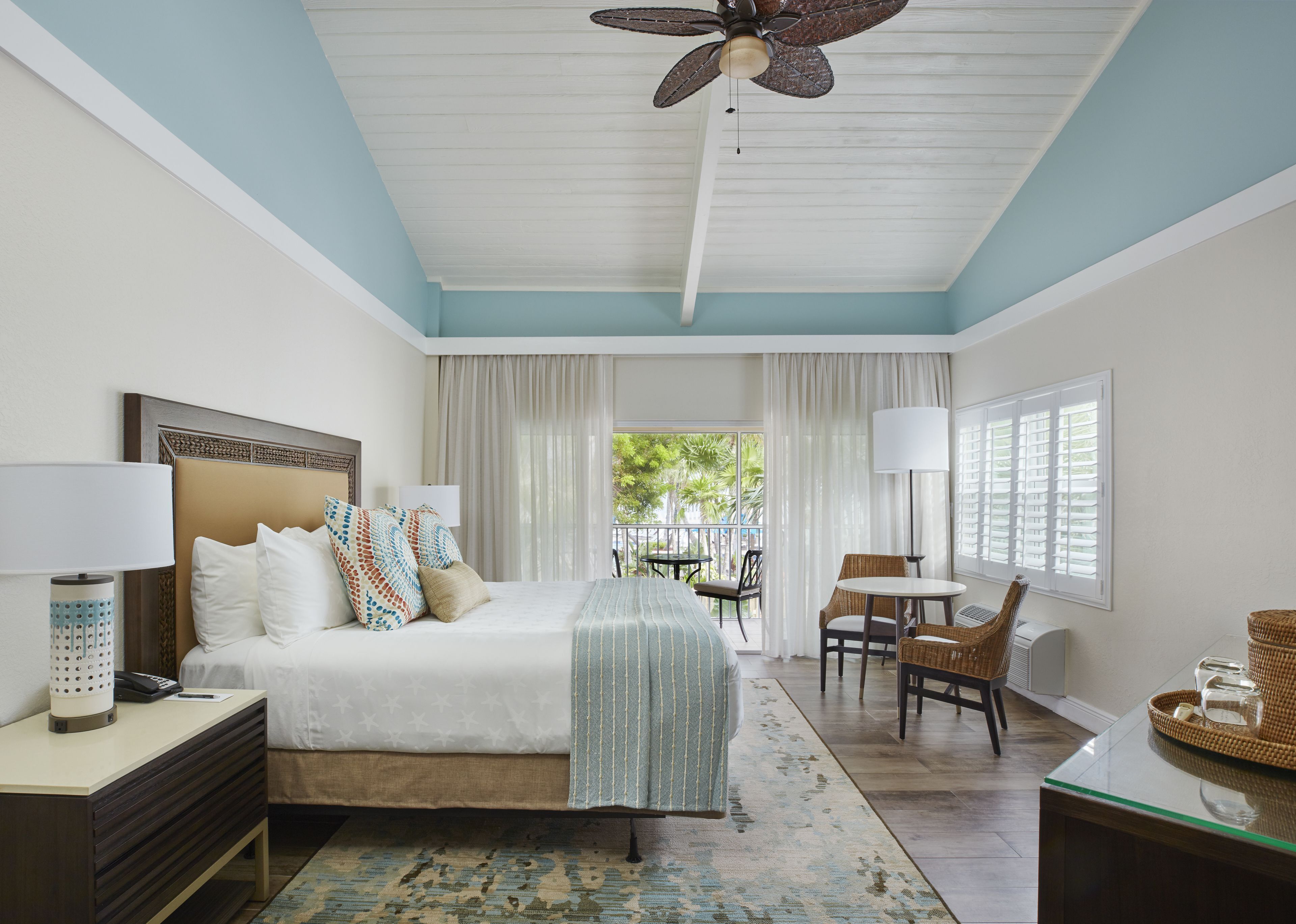 أغطية فراش متميزة وخزنة داخل الغرفة ومكتب ومساحة عمل للكمبيوتر المحمول