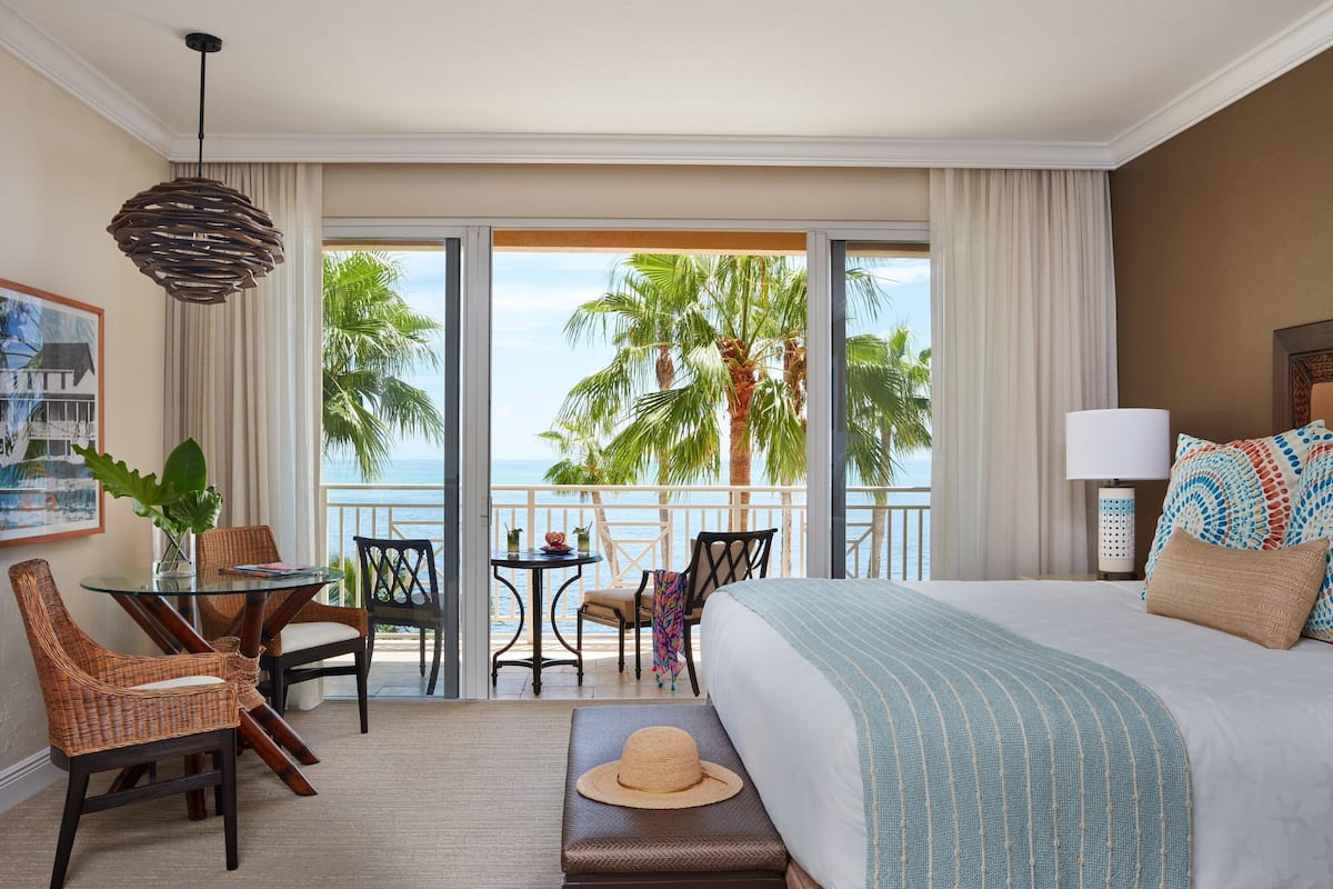 Premium bedding, in-room safe, desk, laptop workspace