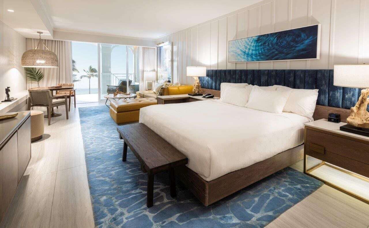 أغطية فراش متميزة وخزنة داخل الغرفة ومكتب ومساحة عمل للكمبيوتر المحمول