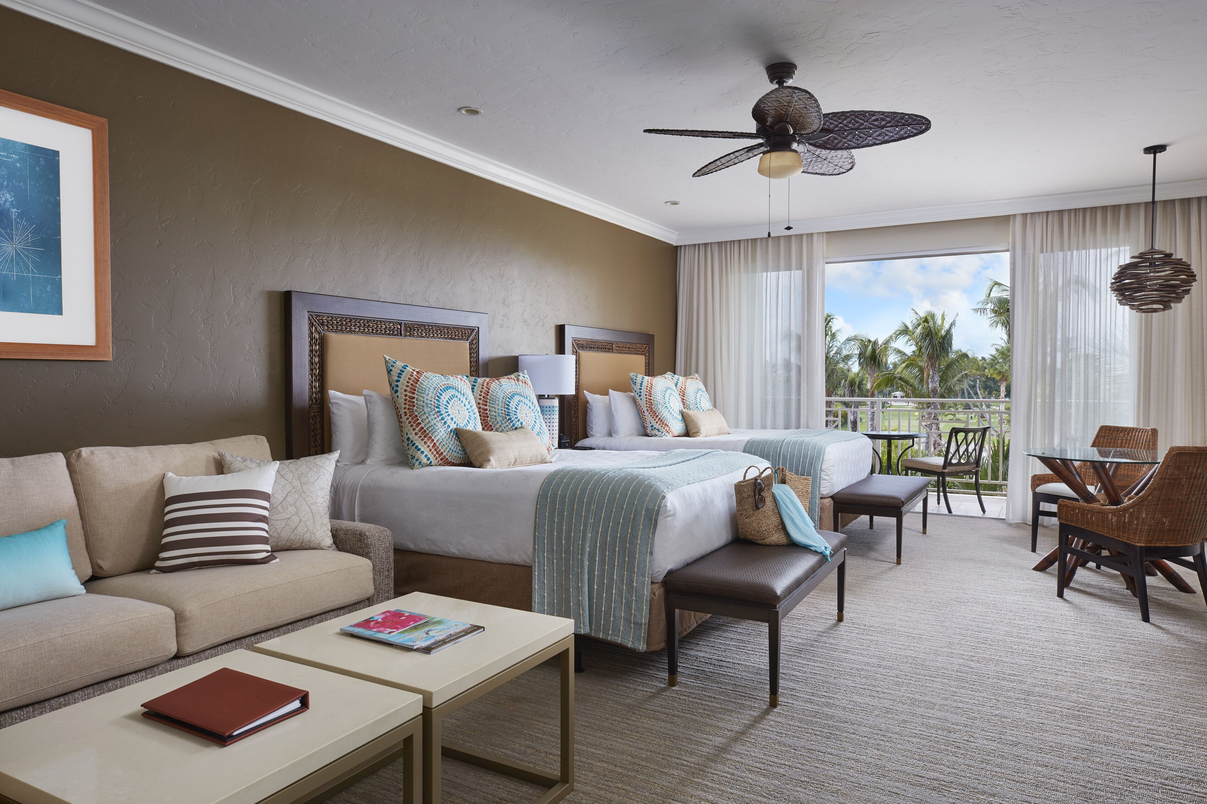 أغطية فراش متميزة وخزنة داخل الغرفة ومكتب ومساحة عمل للكمبيوتر المحمول