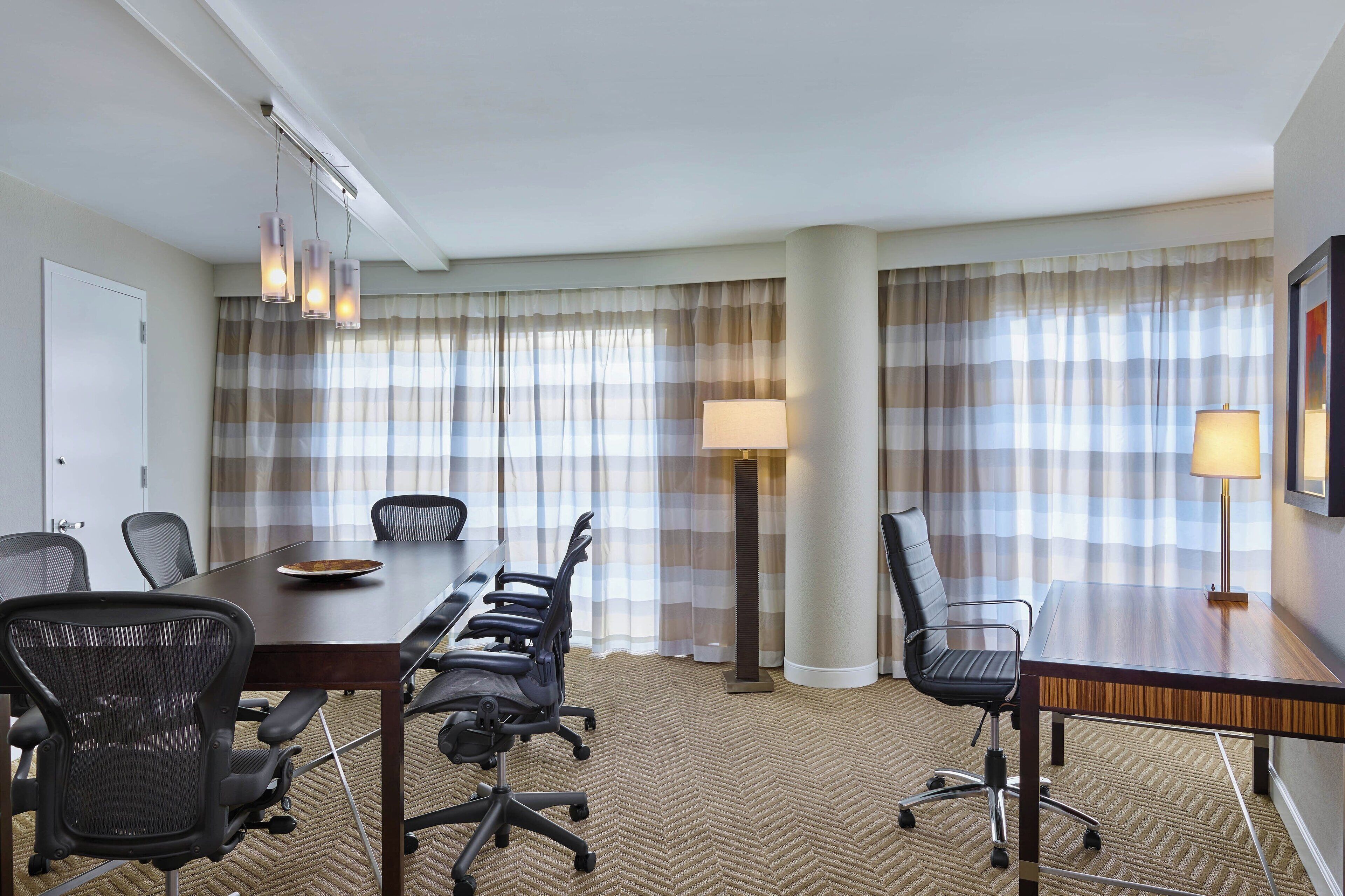 business suite, 1 queen bed, city view, corner | meeting facility