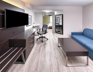 In-room safe, desk, blackout drapes, iron/ironing board - Holiday Inn Express & Suites Mississauga-Toronto Southwest by IHG (Mississauga)