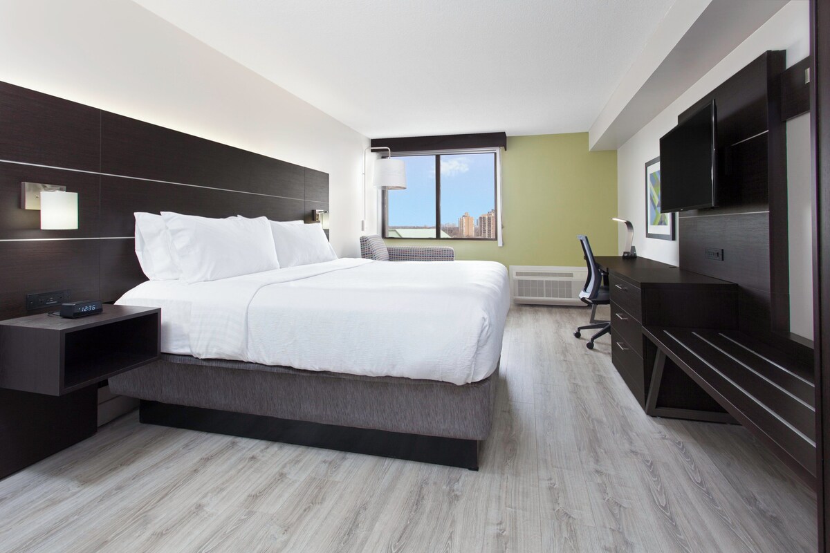 Standard Room, 1 King Bed | In-room safe, desk, blackout drapes, iron/ironing board