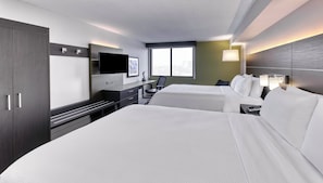 Chambre Standard, 2 grands lits | Coffres-forts dans les chambres, bureau, rideaux occultants