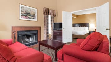 Suite, Meerdere bedden, niet-roken (One-Bedroom) | Woonkamer | Televisie