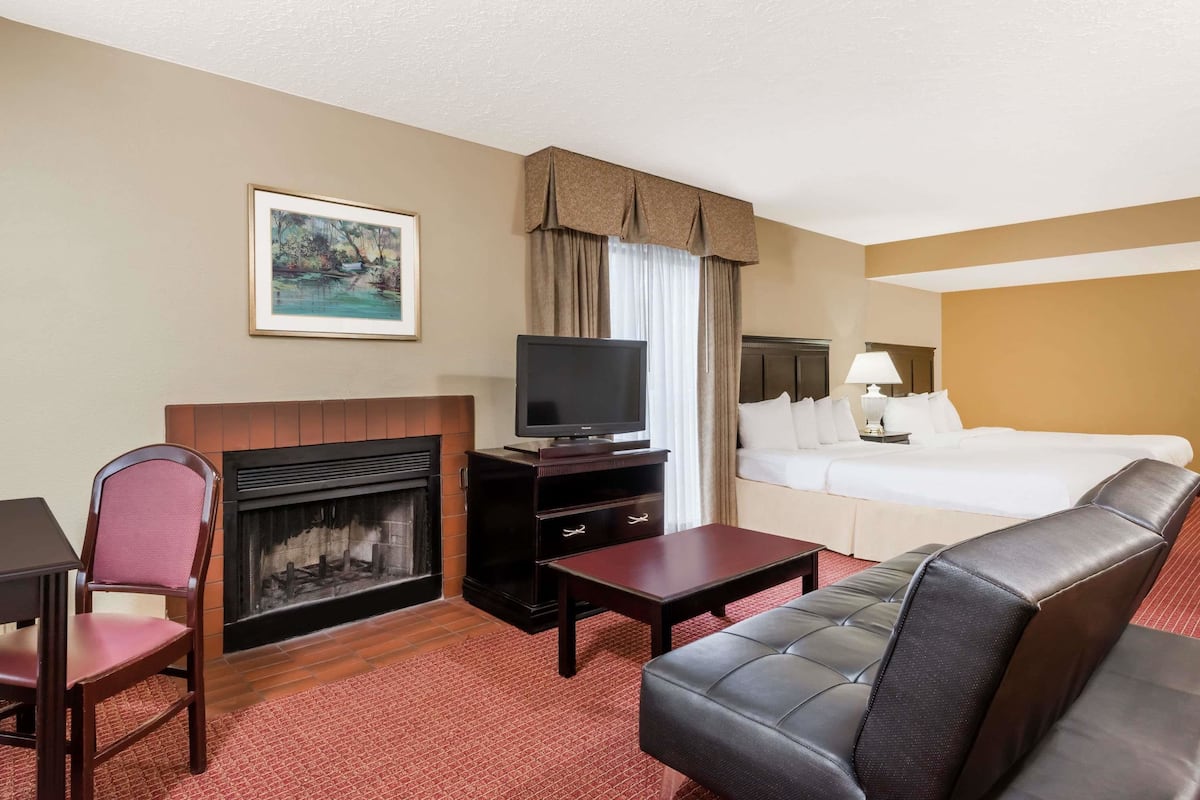 Executive Studio Suite, 2 Queen Beds, Non Smoking | Living area | TV