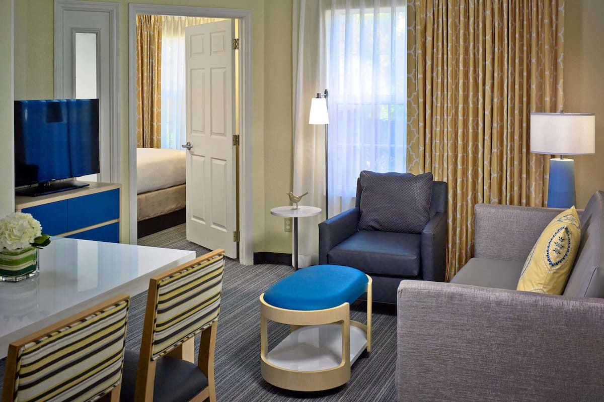 1 bedroom, premium bedding, desk, laptop workspace