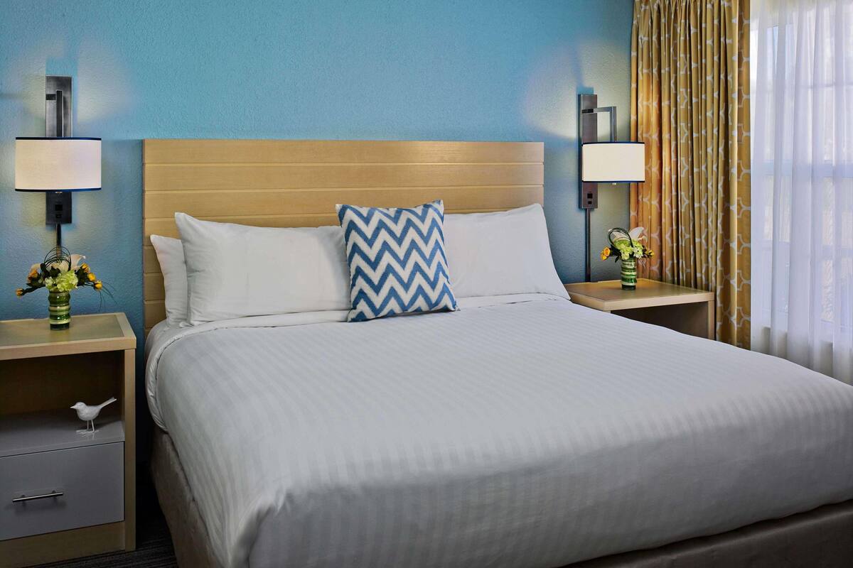 1 dormitorio, ropa de cama de alta calidad, escritorio