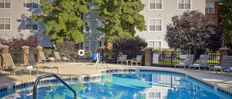 Kauden mukainen ulkouima-allas avoinna 9.00–20.00, aurinkovarjoja