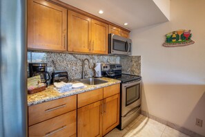 Monolocale, vista oceano (Unit 904) | Cucina privata | Frigorifero con congelatore, microonde, forno, piano cottura