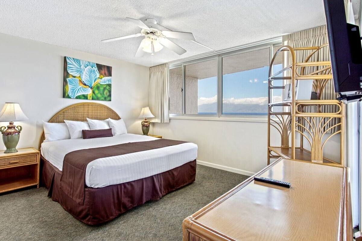 In-room safe, laptop workspace, iron/ironing board, free WiFi