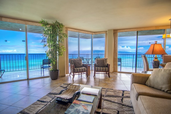 Bloc d'apartaments, 2 dormitoris, 2 banys, primera línia de mar (Unit 1110) | Sala d'estar | Televisor intel·ligent de 65 polzades amb canals per cable