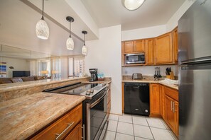 Condo, 1 habitación, vista al océano (Unit 415  ,1Bath) | Cocina privada | Refrigerador con congelador, microondas, horno y parrilla de estufa 