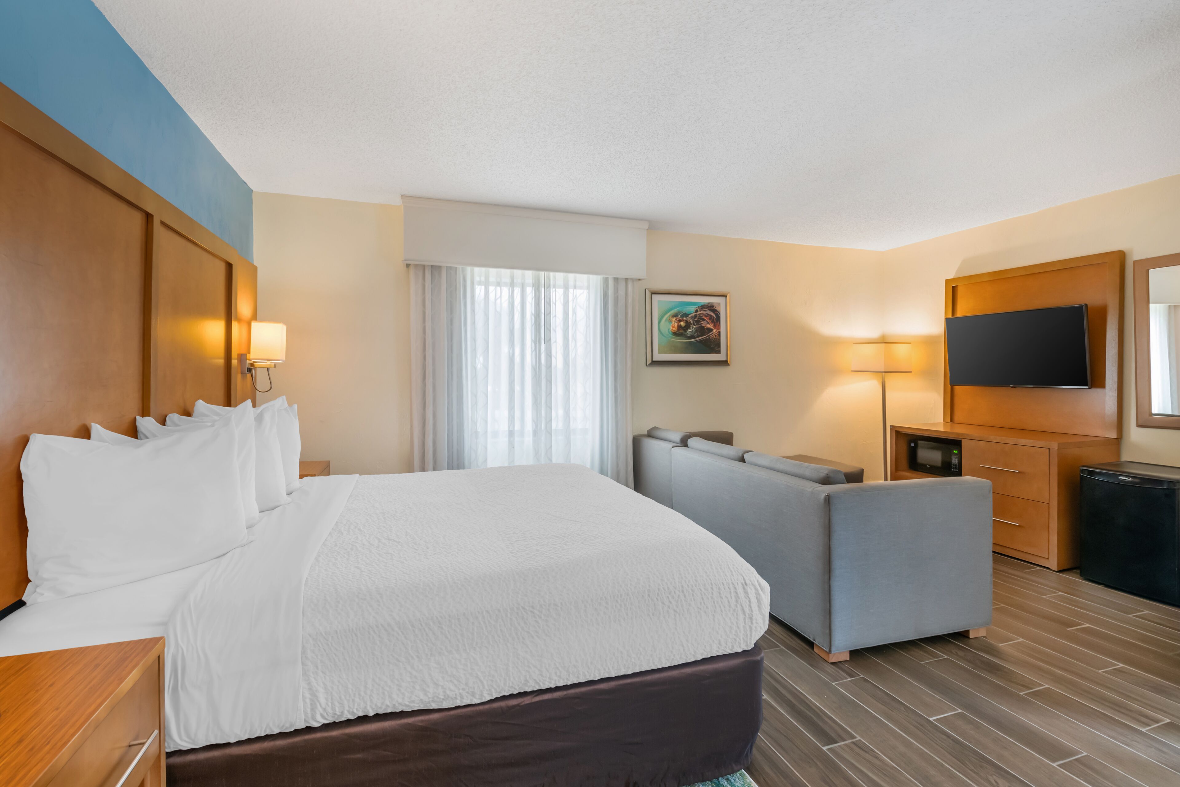 Standard Room, 1 King Bed with Sofa bed, Balcony, Side Ocean View | Premium bedding, in-room safe, blackout curtains, iron/ironing board