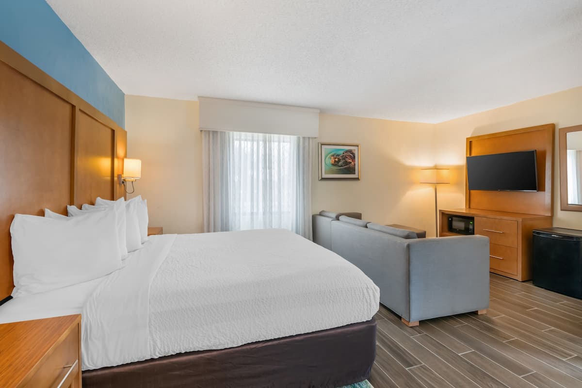 Standard Room, 1 King Bed with Sofa bed, Balcony, Side Ocean View | Premium bedding, in-room safe, blackout curtains, iron/ironing board